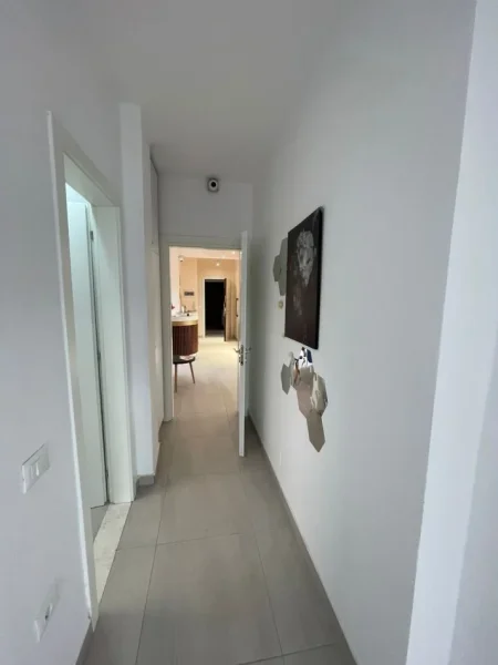 Tirane, shitet apartament 3+1 Kati 8, 