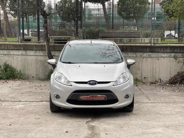Tirane, shes makine FORD FIESTA Benzin, gri metalizato manuale Klima 147.000 km 3.700 €