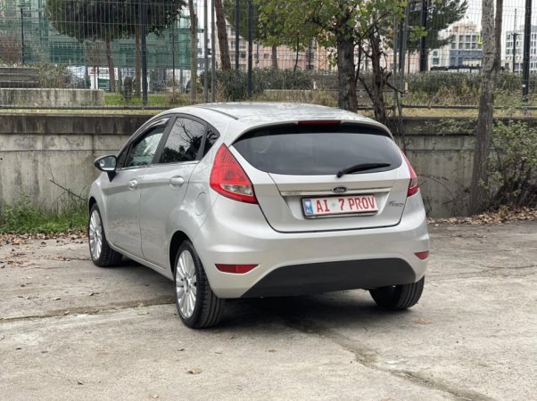 Tirane, shes makine FORD FIESTA Benzin, gri metalizato manuale Klima 147.000 km 3.700 €