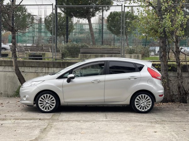 Tirane, shes makine FORD FIESTA Benzin, gri metalizato manuale Klima 147.000 km 3.700 €