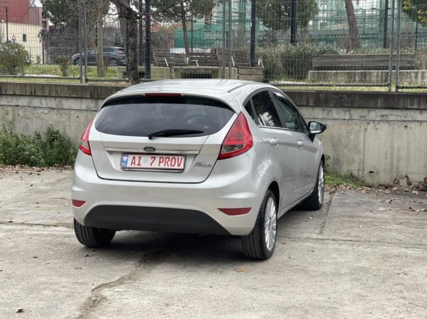 Tirane, shes makine FORD FIESTA Benzin, gri metalizato manuale Klima 147.000 km 3.700 €