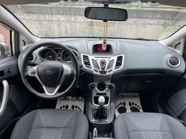 Tirane, shes makine FORD FIESTA Benzin, gri metalizato manuale Klima 147.000 km 3.700 €