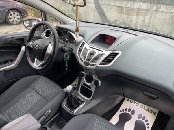 Tirane, shes makine FORD FIESTA Benzin, gri metalizato manuale Klima 147.000 km 3.700 €