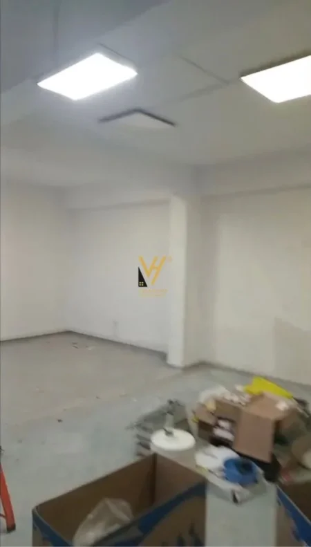 Tirane, jepet me qera ambjent biznesi Kati 0, 100 m² 2.000 € (QENDER, GALERIA)