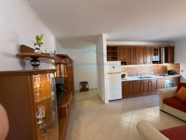 Durres, jepet me qera apartament 1+1 Kati 9, 350 € (Durres)