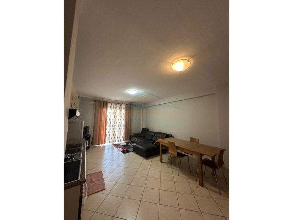 Durres, jepet me qera apartament 1+1 Kati 3, 300 € (Durres)