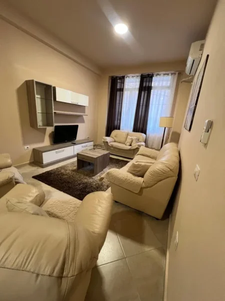 Tirane, jepet me qera apartament 2+1 Kati 1, 90 m² 500 € (fresku)