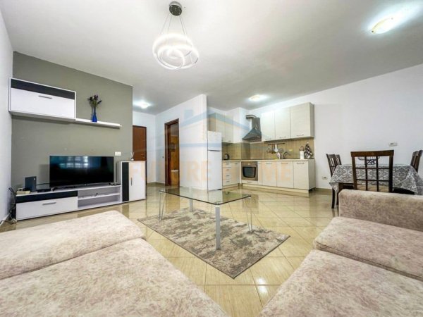 Durres, jepet me qera apartament 1+1 Kati 5, 450 € (Durres)