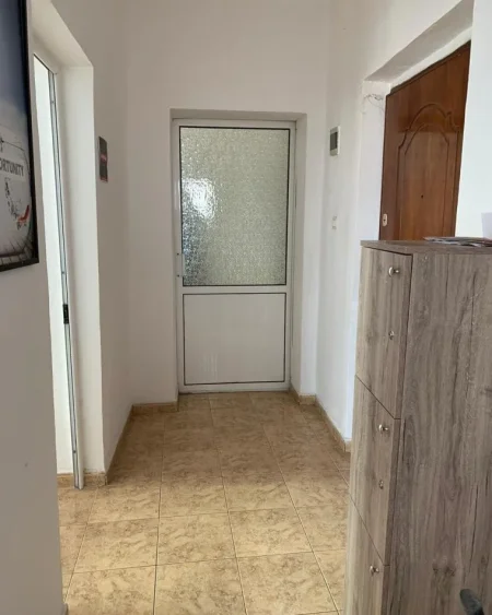 Tirane, jepet me qera zyre Kati 4, 75 m² 500 € (Kryqezimi 21 Dhjetorit)