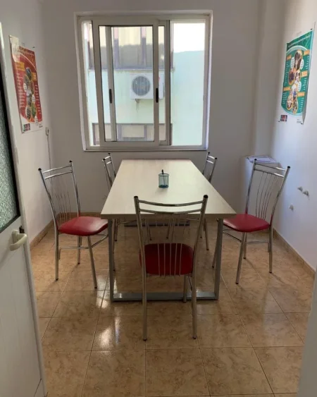 Tirane, jepet me qera zyre Kati 4, 75 m² 500 € (Kryqezimi 21 Dhjetorit)