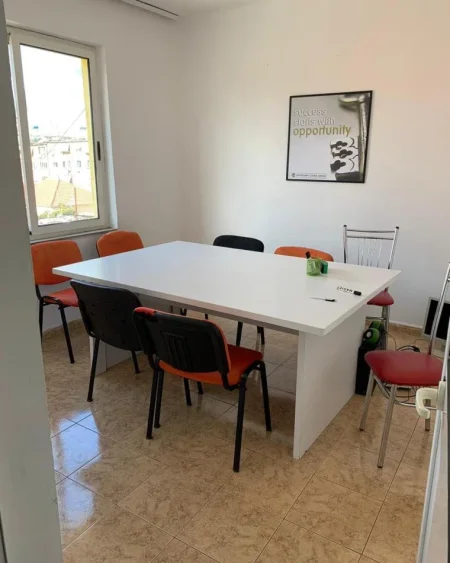 Tirane, jepet me qera zyre Kati 4, 75 m² 500 € (Kryqezimi 21 Dhjetorit)
