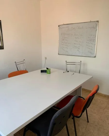 Tirane, jepet me qera zyre Kati 4, 75 m² 500 € (Kryqezimi 21 Dhjetorit)