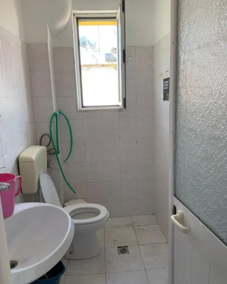Tirane, jepet me qera zyre Kati 4, 75 m² 500 € (Kryqezimi 21 Dhjetorit)