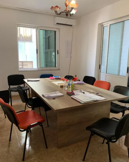 Tirane, jepet me qera zyre Kati 4, 75 m² 500 € (Kryqezimi 21 Dhjetorit)