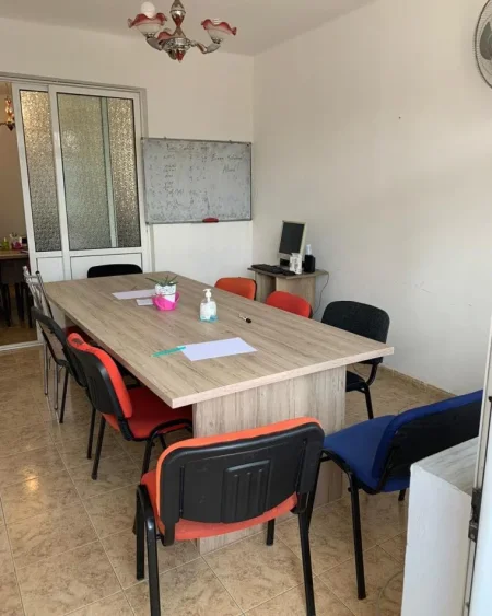 Tirane, jepet me qera zyre Kati 4, 75 m² 500 € (Kryqezimi 21 Dhjetorit)