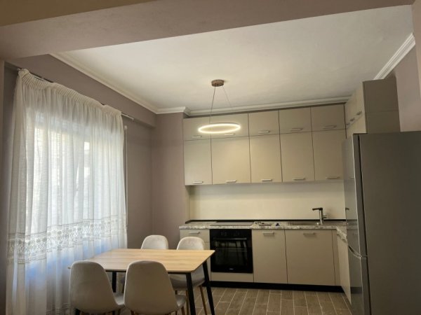 Tirane, jepet me qera apartament 2+1 Kati 2, 110 m² 700 € (KODRA E DIELLIT)