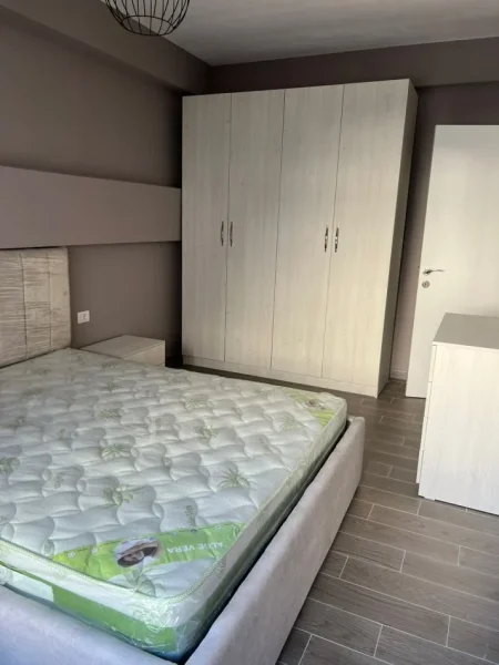 Tirane, jepet me qera apartament 2+1 Kati 2, 110 m² 700 € (KODRA E DIELLIT)