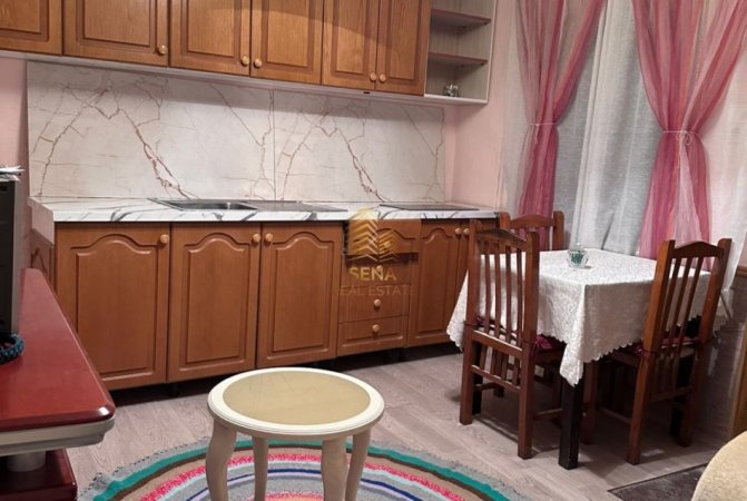 Tirane, jepet me qera apartament 1+1 Kati 2, 55 m² 400 € (Rruga Myslym Shyri)