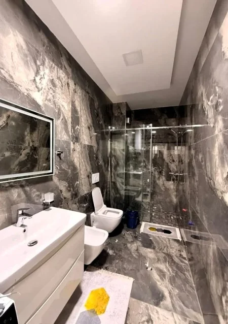 Tirane, jepet me qera apartament 2+1 Kati 3, 130 m² 1.700 € (KAFE FLORA)