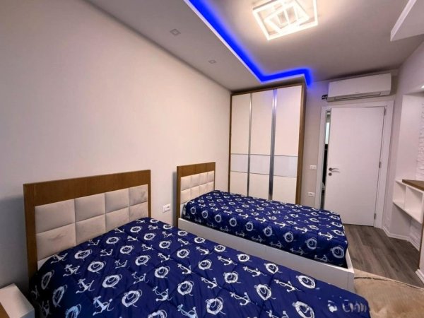 Tirane, jepet me qera apartament 2+1 Kati 3, 130 m² 1.700 € (KAFE FLORA)