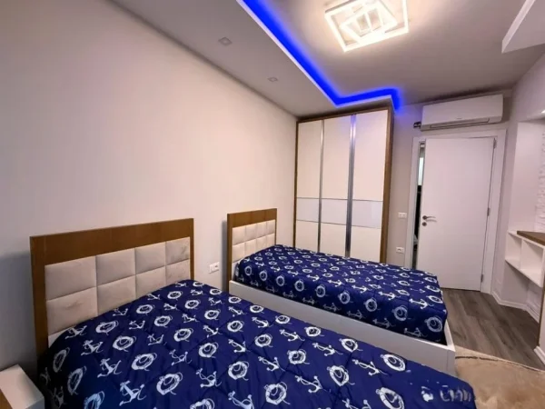 Tirane, jepet me qera apartament 2+1 Kati 3, 130 m² 1.700 € (KAFE FLORA)