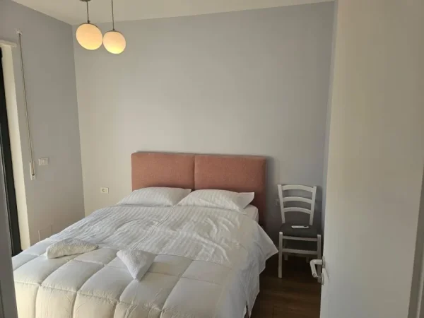 Tirane, jepet me qera apartament 1+1 Kati 7, 60 m² 650 € (stacioni i trenit)