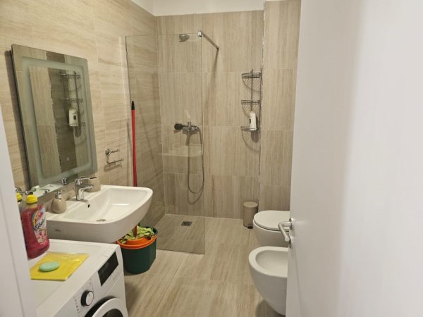 Tirane, jepet me qera apartament 1+1 Kati 7, 60 m² 650 € (stacioni i trenit)