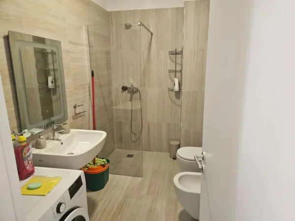 Tirane, jepet me qera apartament 1+1 Kati 7, 60 m² 650 € (stacioni i trenit)