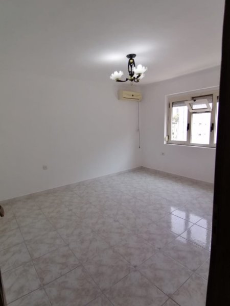 Tirane, jepet me qera apartament 3+1 Kati 6, 126 m² 500 € (rruga kavajes)