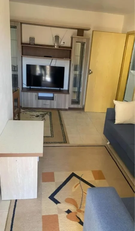 Tirane, jepet me qera apartament 1+1+Ballkon Kati 3, 65 m² 550 € (Rruga e Barrikadave)