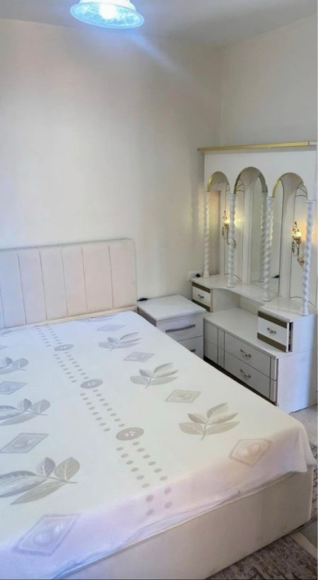 Tirane, jepet me qera apartament 1+1+Ballkon Kati 3, 65 m² 550 € (Rruga e Barrikadave)