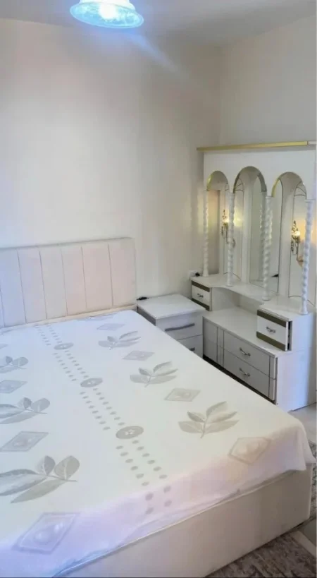 Tirane, jepet me qera apartament 1+1+Ballkon Kati 3, 65 m² 550 € (Rruga e Barrikadave)