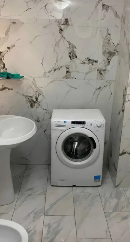 Tirane, jepet me qera apartament 1+1+Ballkon Kati 3, 65 m² 550 € (Rruga e Barrikadave)