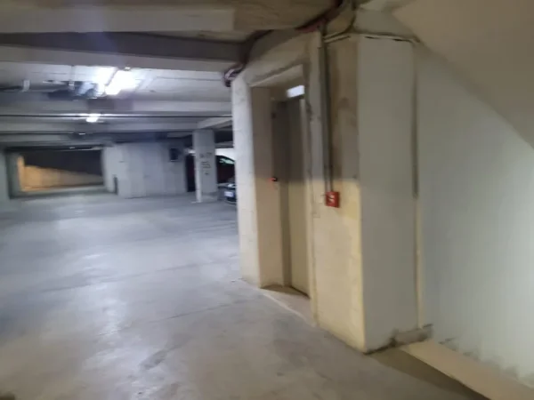 Tirane, shes garazh | post parkimi Kati -2, 20 m² (21 Dhjetori pas hotel Mondial)