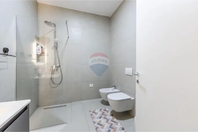 Tirane, jepet me qera apartament 1+1+Ballkon , 70 m² 1.200 € (Rruga e Kavajes)
