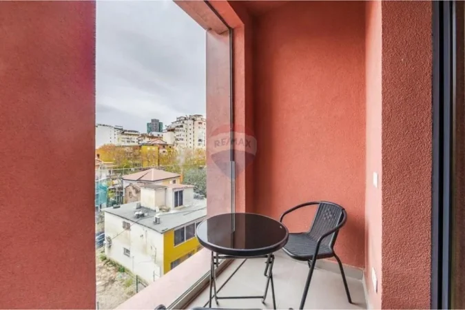 Tirane, jepet me qera apartament 1+1+Ballkon , 70 m² 1.200 € (Rruga e Kavajes)