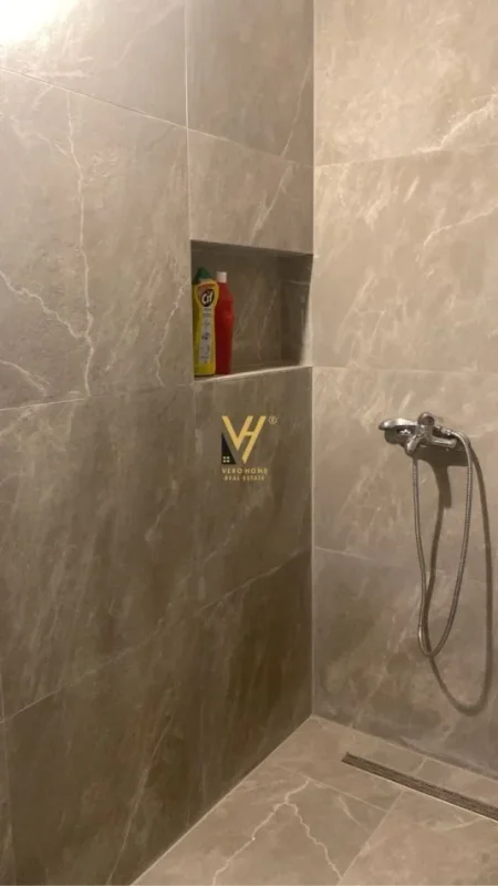 Tirane, jepet me qera apartament 1+1+Ballkon Kati 3, 57 m² 550 € (KOMUNA E PARISIT)