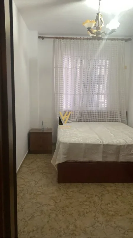 Tirane, jepet me qera apartament 1+1+Ballkon Kati 3, 57 m² 550 € (KOMUNA E PARISIT)
