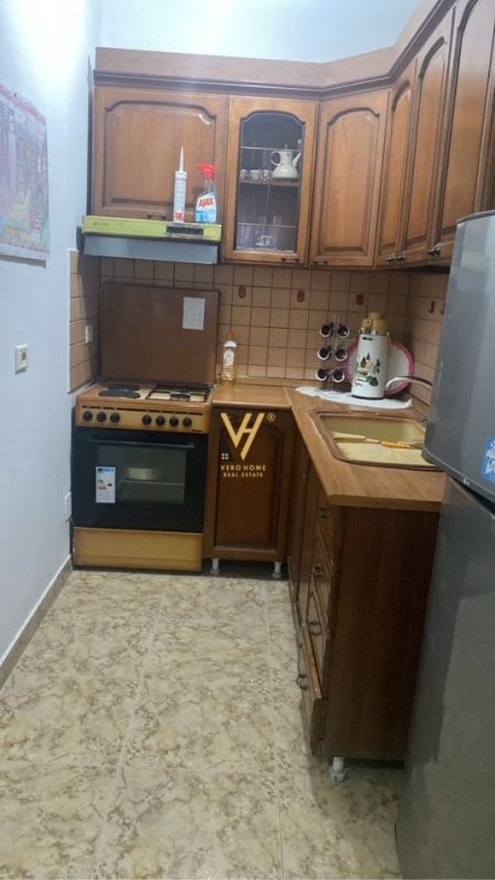 Tirane, jepet me qera apartament 1+1+Ballkon Kati 3, 57 m² 550 € (KOMUNA E PARISIT)