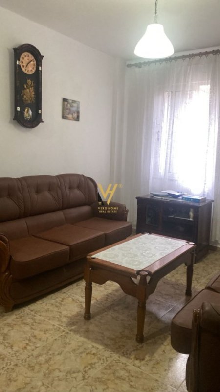 Tirane, jepet me qera apartament 1+1+Ballkon Kati 3, 57 m² 550 € (KOMUNA E PARISIT)