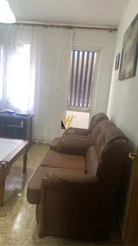Tirane, jepet me qera apartament 1+1+Ballkon Kati 3, 57 m² 550 € (KOMUNA E PARISIT)
