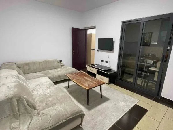 Tirane, jepet me qera apartament 1+1+Ballkon Kati 4, 64 m² 600 € (Rruga e Durrësit)