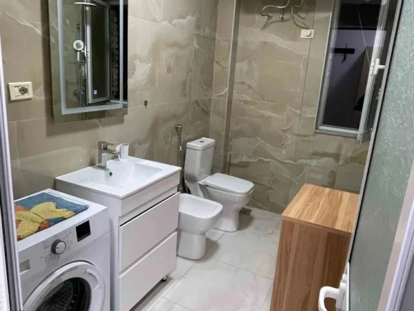 Tirane, jepet me qera apartament 1+1+Ballkon Kati 4, 64 m² 600 € (Rruga e Durrësit)