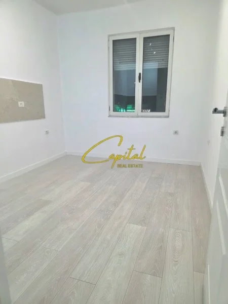 Tirane, jepet me qera zyre Kati 1, 110 m² 800 € (RRUGA E KAVAJES)