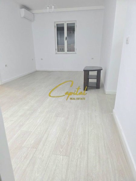 Tirane, jepet me qera zyre Kati 1, 110 m² 800 € (RRUGA E KAVAJES)
