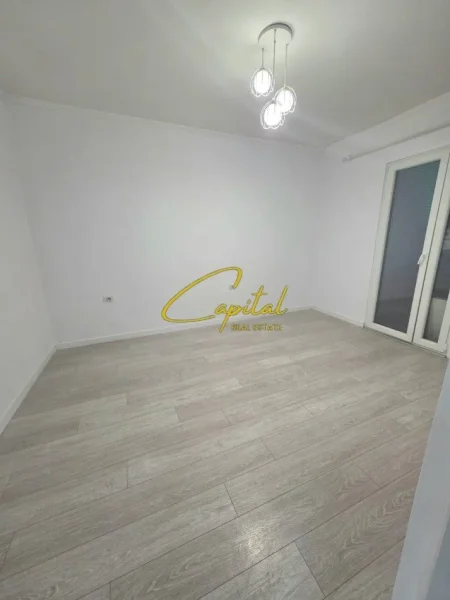 Tirane, jepet me qera zyre Kati 1, 110 m² 800 € (RRUGA E KAVAJES)