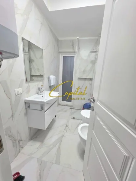 Tirane, jepet me qera zyre Kati 1, 110 m² 800 € (RRUGA E KAVAJES)