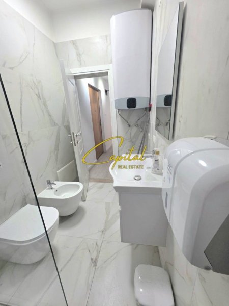 Tirane, jepet me qera zyre Kati 1, 110 m² 800 € (RRUGA E KAVAJES)