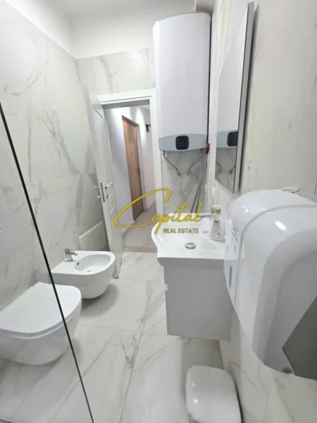 Tirane, jepet me qera zyre Kati 1, 110 m² 800 € (RRUGA E KAVAJES)