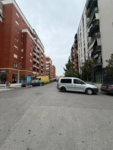 Tirane, jepet me qera dyqan Kati 0, 300 m² 5.000 € 